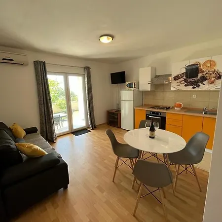 Apartment M A *